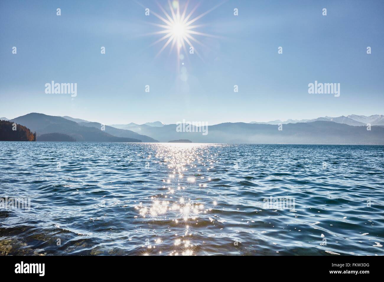 La lumière du soleil sur le lac mousseux Walchen, Bavière, Allemagne Banque D'Images