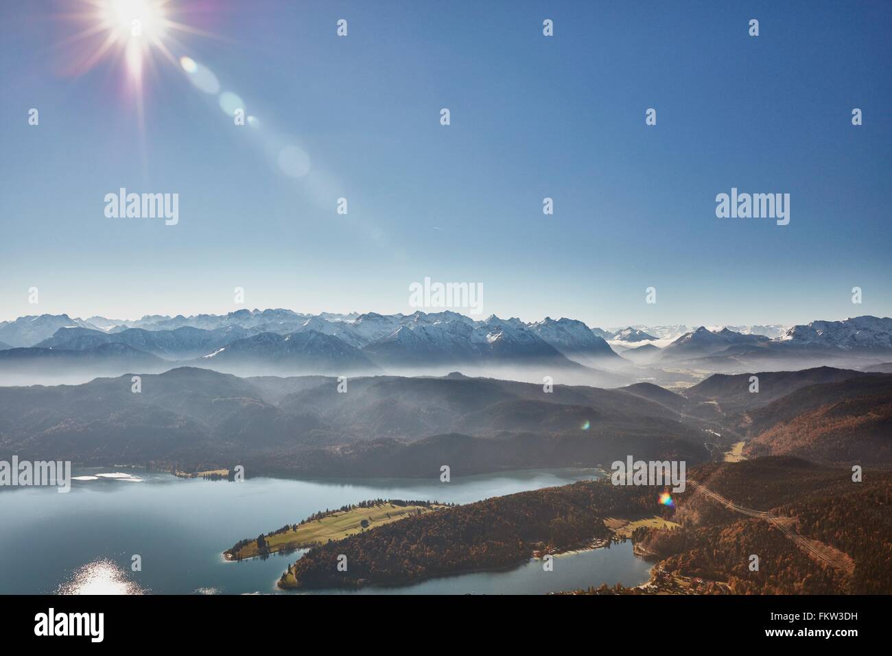 Portrait de soleil, montagne et lac Walchen, Bavière, Allemagne Banque D'Images