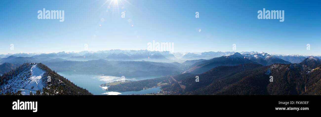 Vue panoramique sur les montagnes et le lac de Walchen, Bavière, Allemagne Banque D'Images