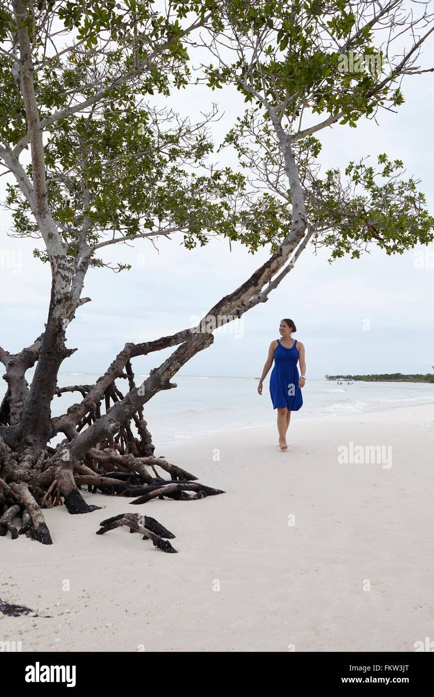 Jeune femme se promener le long beach, Cuba Banque D'Images