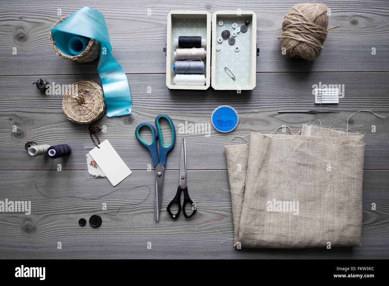 Vue aérienne d'un équipement de couture avec les textiles, fils et ciseaux Banque D'Images