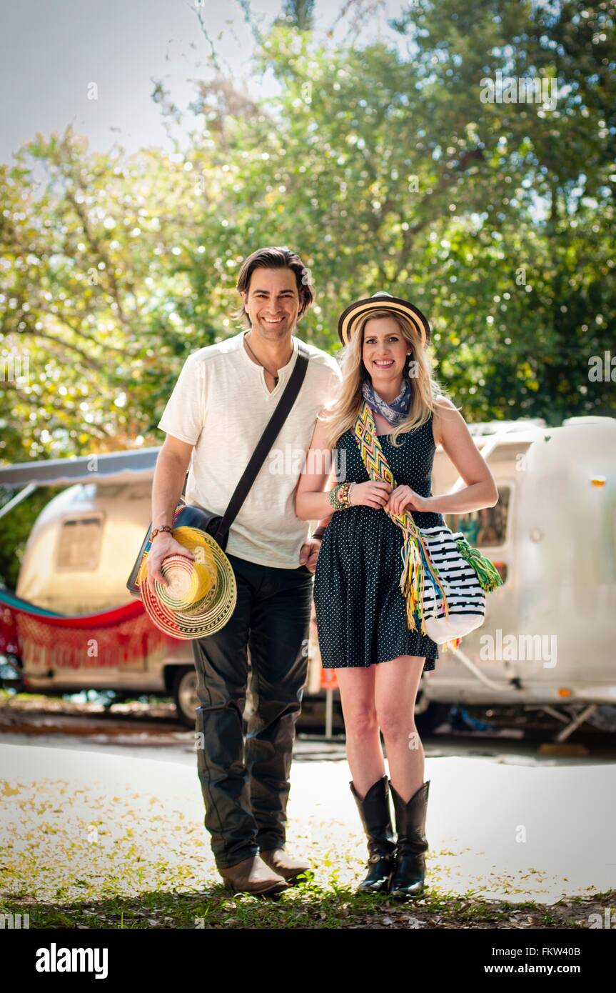 Portrait de couple in front of converti caravane Airstream boutique Banque D'Images