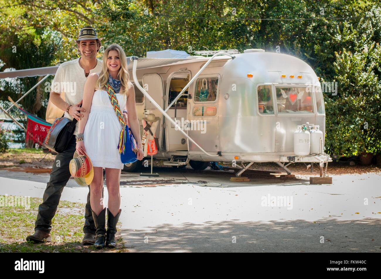 Portrait de couple devant leur caravane Airstream boutique converti Banque D'Images