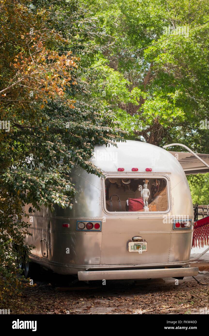 Vue arrière de la remorque airstream parqué avec statue dans la fenêtre Banque D'Images