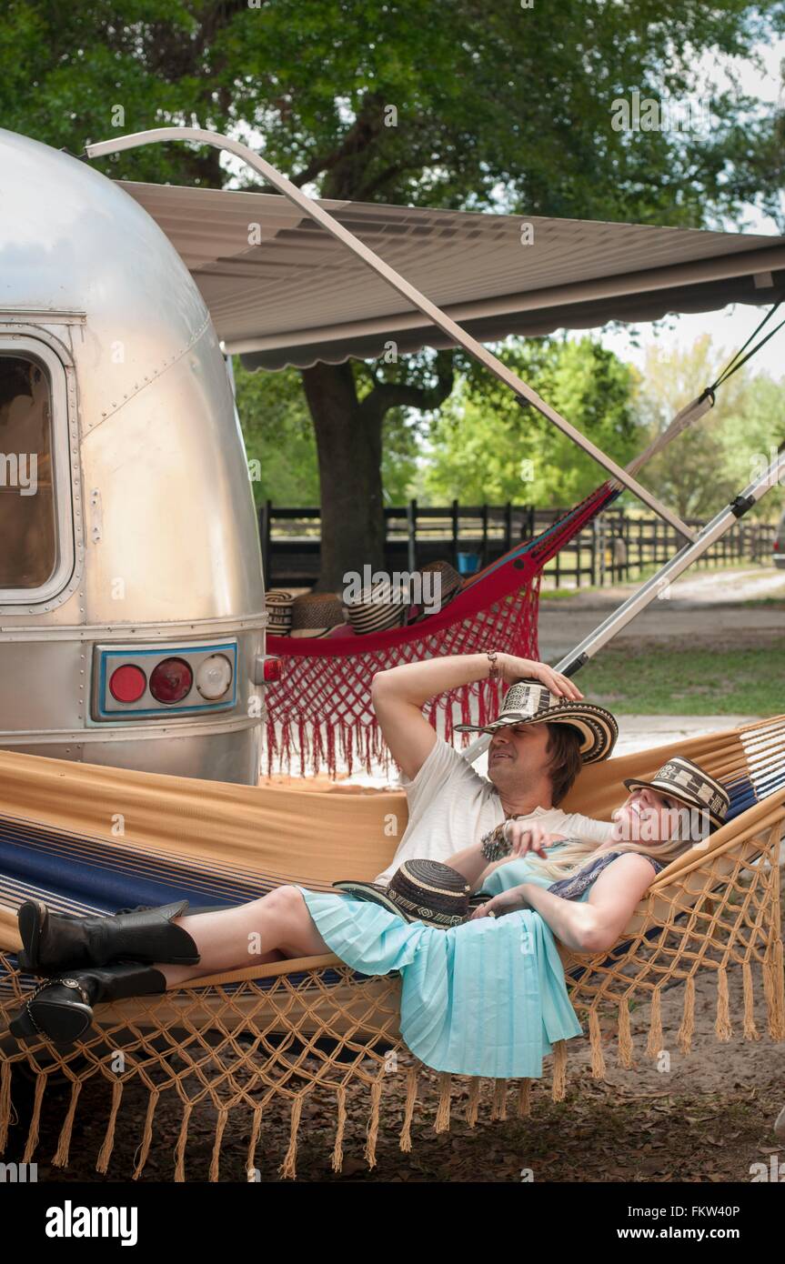 Couple de vous coucher sur un hamac à côté de caravane Airstream boutique  converti Photo Stock - Alamy