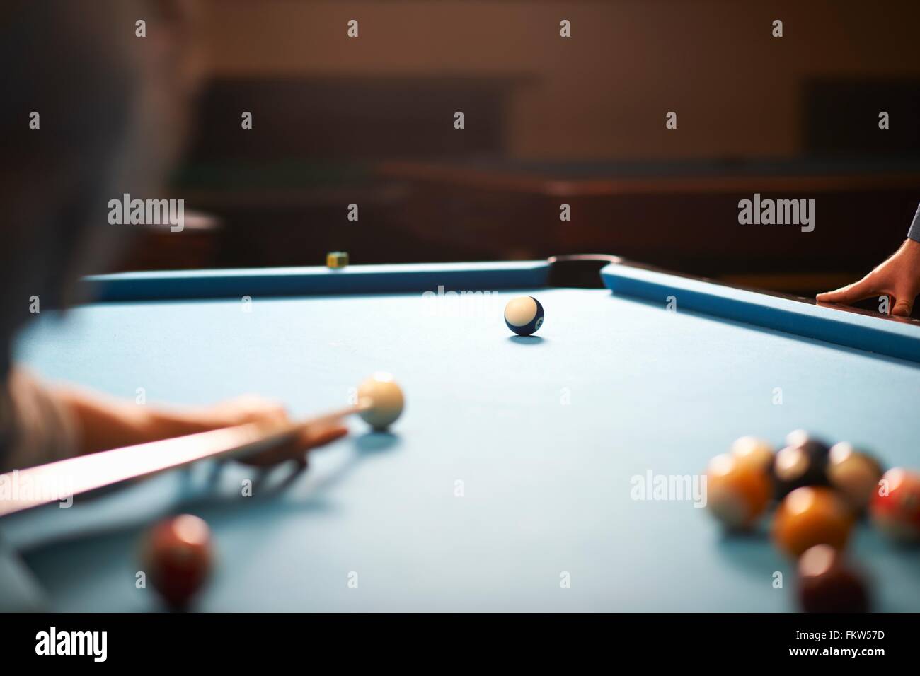 Man playing pool Banque D'Images