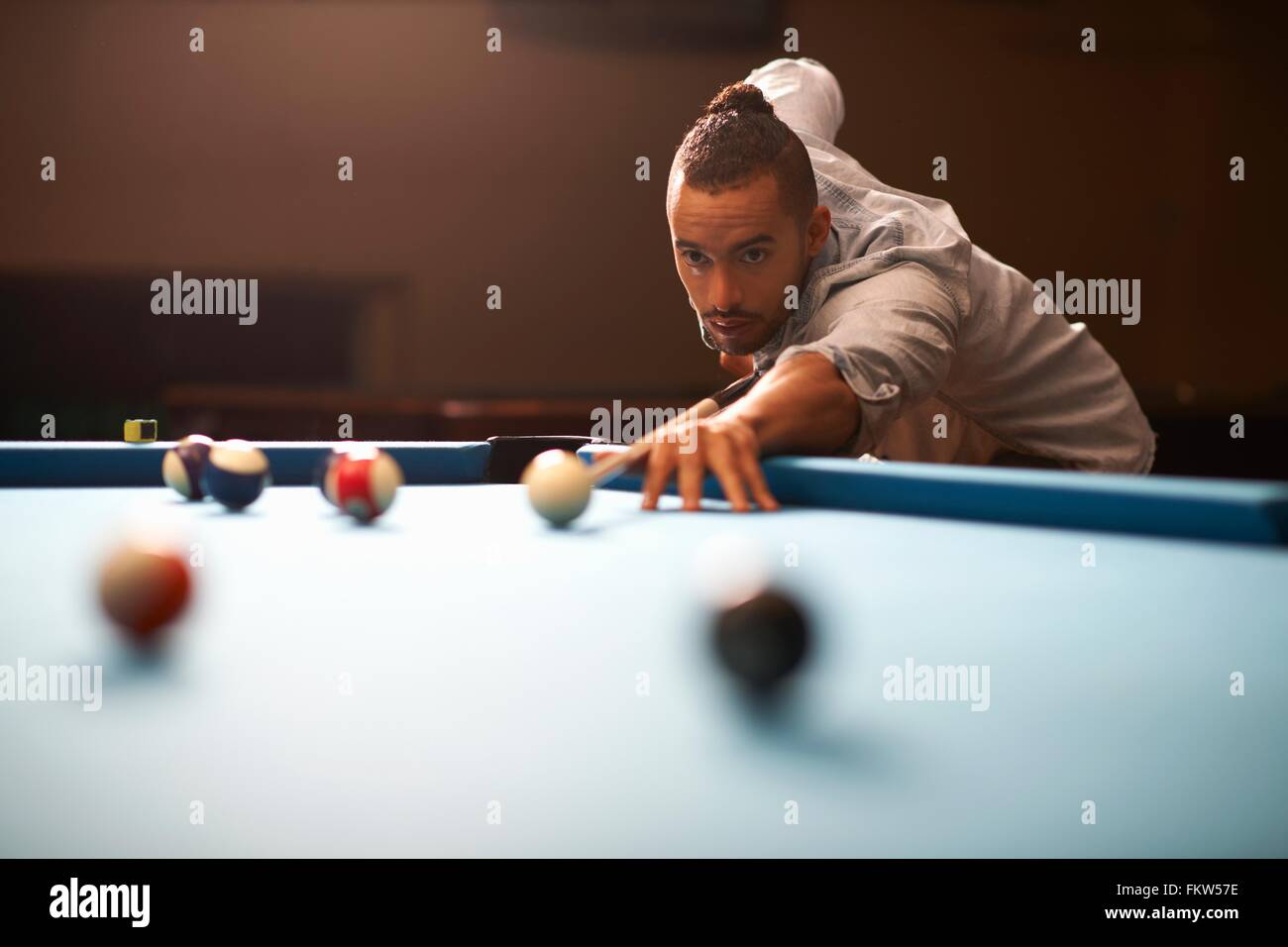 Man playing pool Banque D'Images