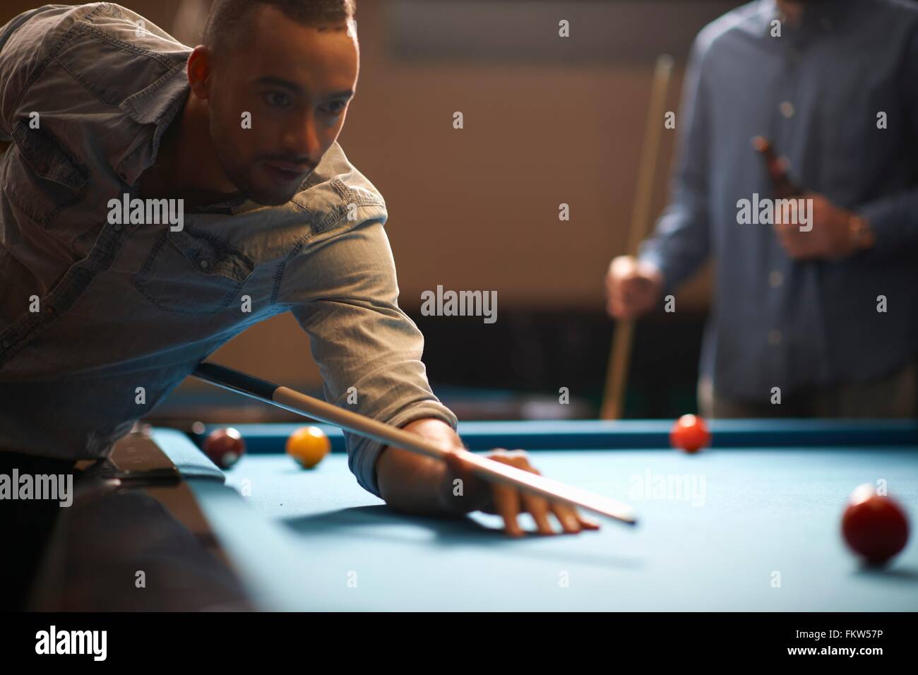 Man playing pool Banque D'Images