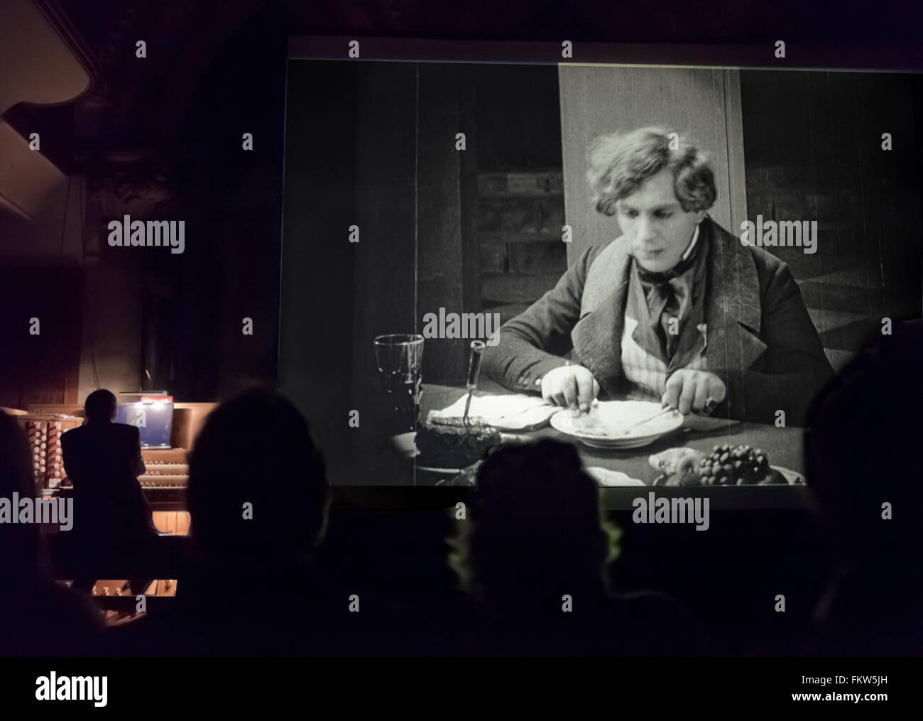 Une projection du film noir et blanc muet Nosferatu dans une église avec accompagnement d'orgue. Banque D'Images