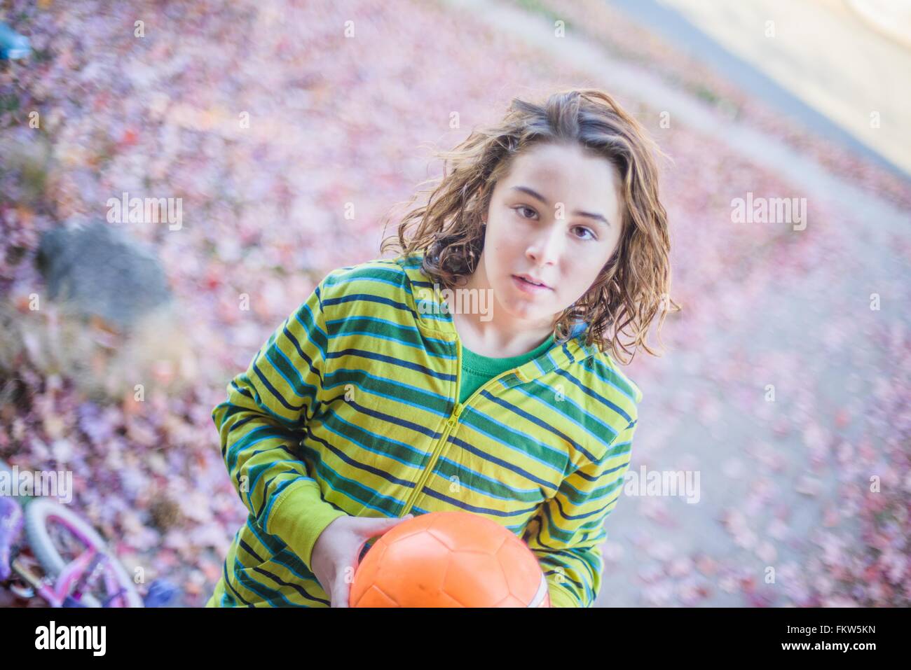 Garçon jouer au ballon dans le jardin Banque D'Images