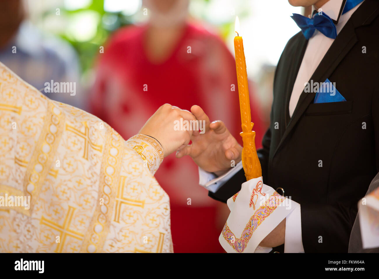 Le prêtre robes une bague sur un doigt pour le marié au cours de mariage à l'église Banque D'Images Le prêtre robes une bague sur un doigt pour le marié au cours de mariage à l'église Banque D'Images