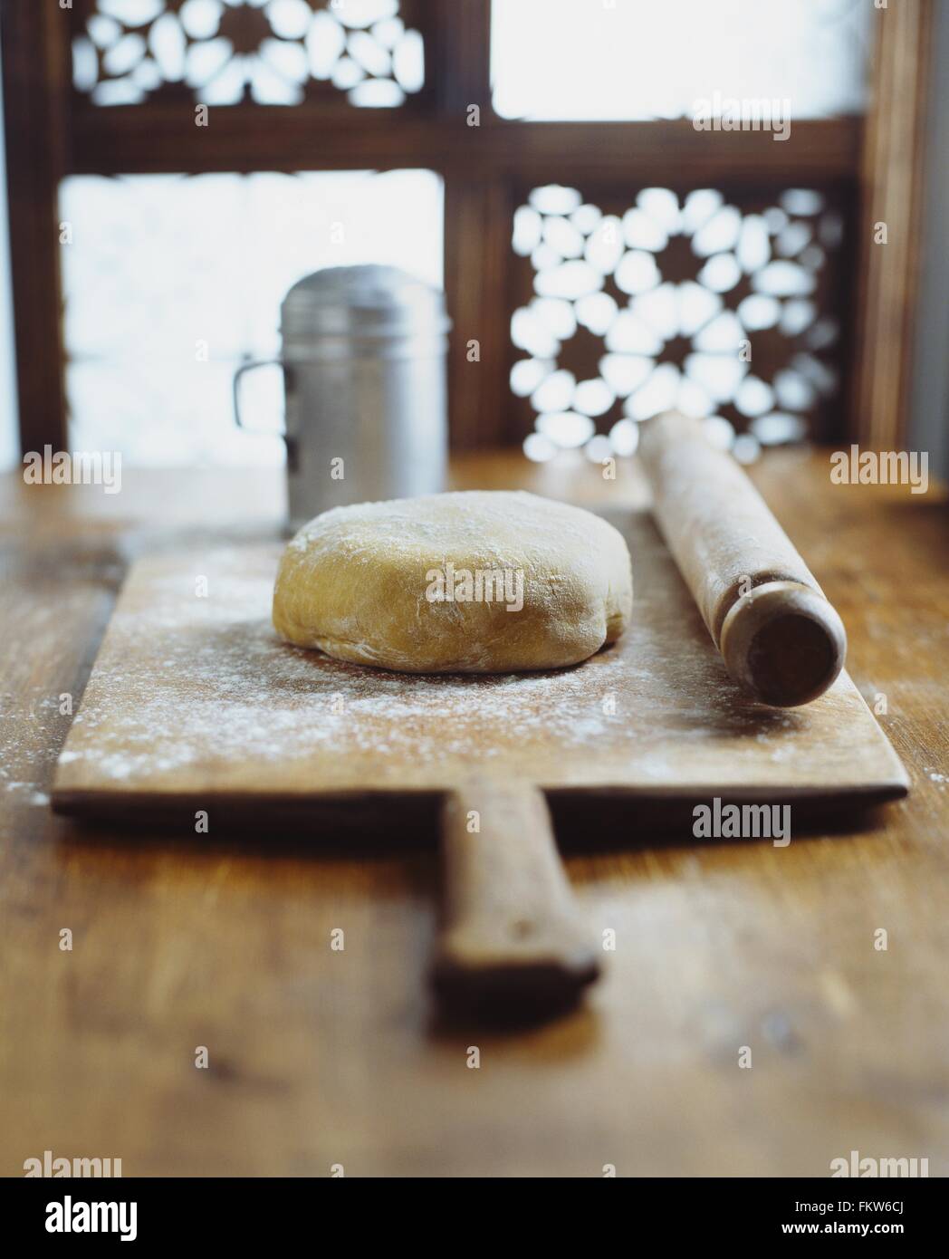 Rouleau à pâte, sur planche en bois, fabrication du pain Banque D'Images