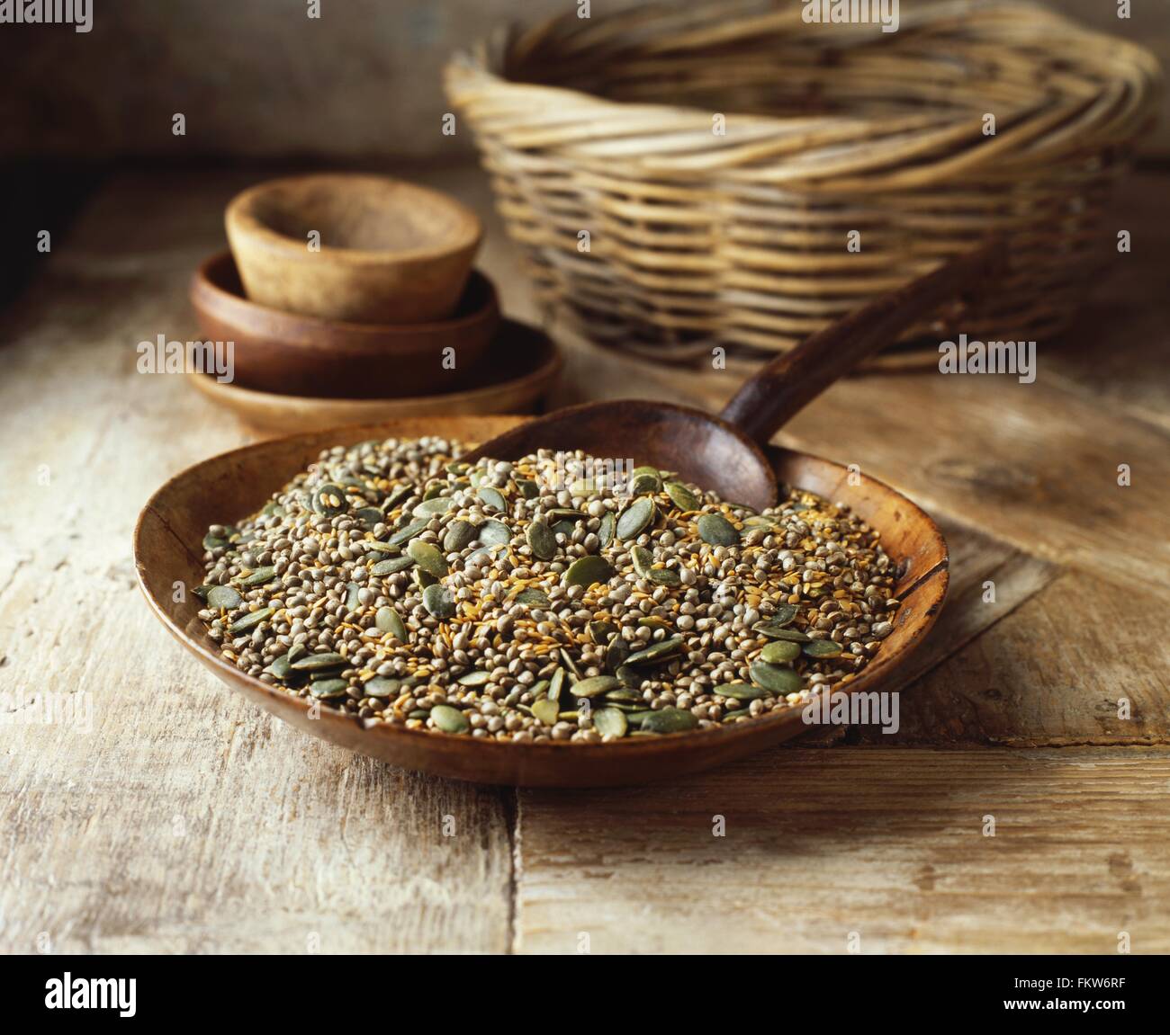 Bol en bois avec les graines de citrouille, golden linseeds sur les graines de chanvre sur table en bois Banque D'Images