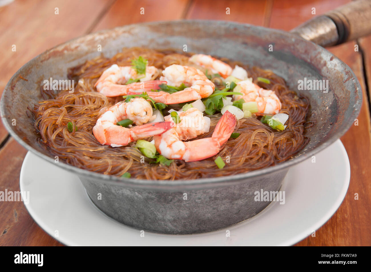 Verre à la vapeur et nouilles aux crevettes, une cuisine de style chinois. Banque D'Images