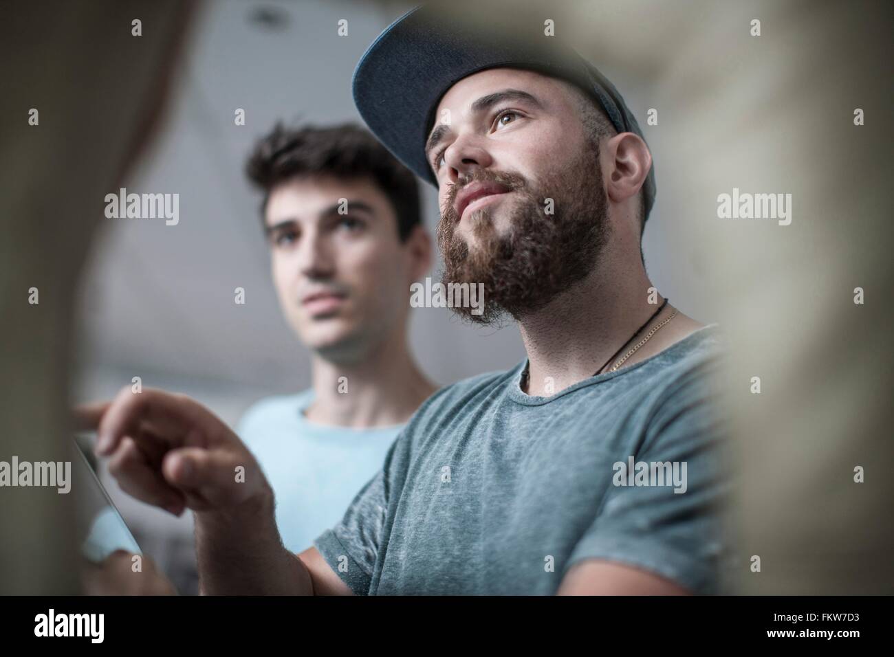 Deux jeunes hommes dans la réception de bureau Banque D'Images