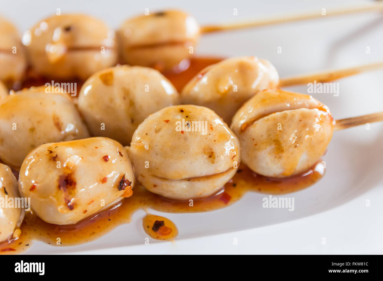 La viande grillée avec sauce épicée en thaï stlye, selective focus Banque D'Images