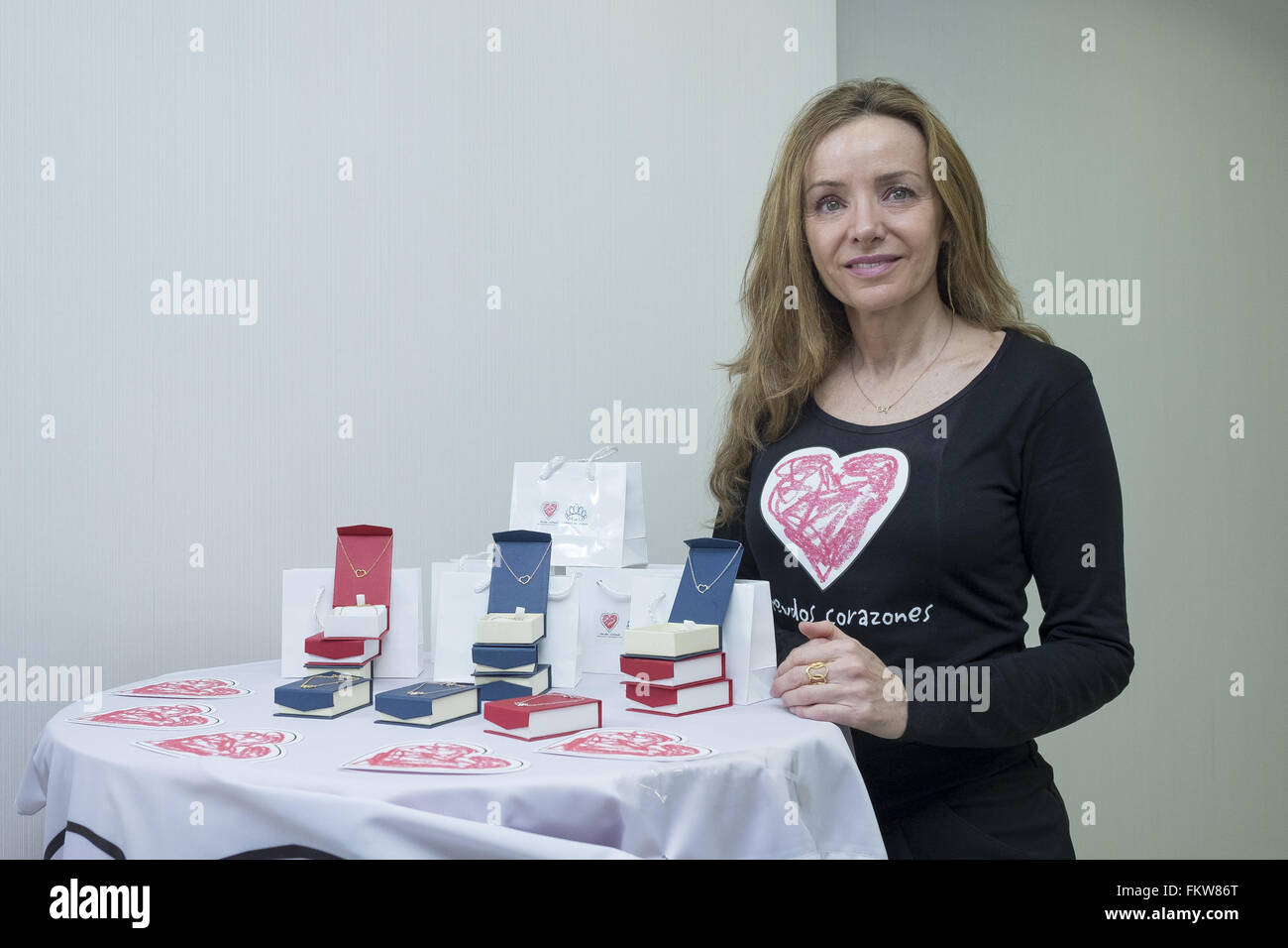 Princesse de Tirnovo de Miriam Ungria présente la collection de bijoux de bienfaisance' par 'Emociones Menudos Corazones foundation comprend : Miriam de Ungria Où : Madrid, Espagne : 08 févr. 2016 Lorsque Banque D'Images