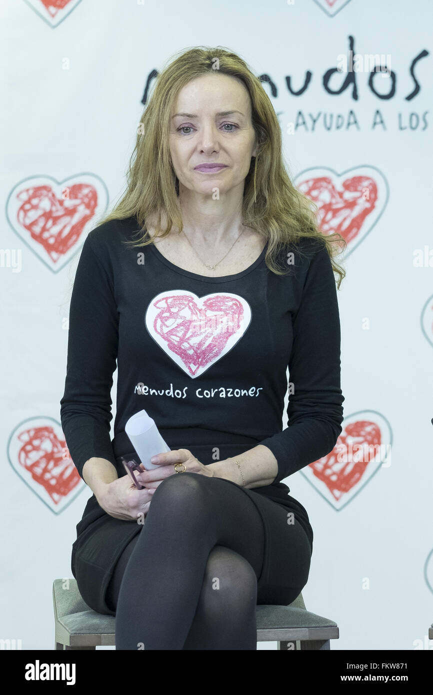 Princesse de Tirnovo de Miriam Ungria présente la collection de bijoux de bienfaisance' par 'Emociones Menudos Corazones foundation comprend : Miriam de Ungria Où : Madrid, Espagne : 08 févr. 2016 Lorsque Banque D'Images