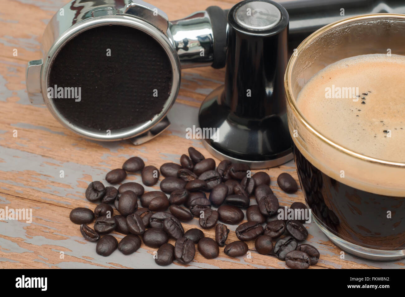 Café chaud et café équipements sur table en bois. Banque D'Images