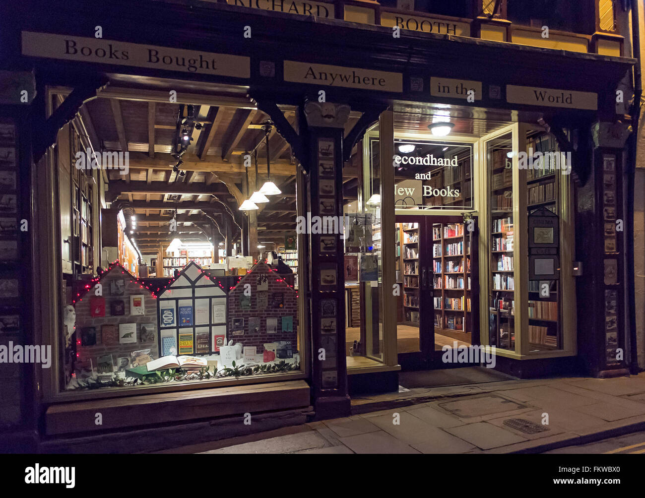 Une librairie éclairé la nuit à Hay-on-Wye, couleur, couleur, horizontal Banque D'Images