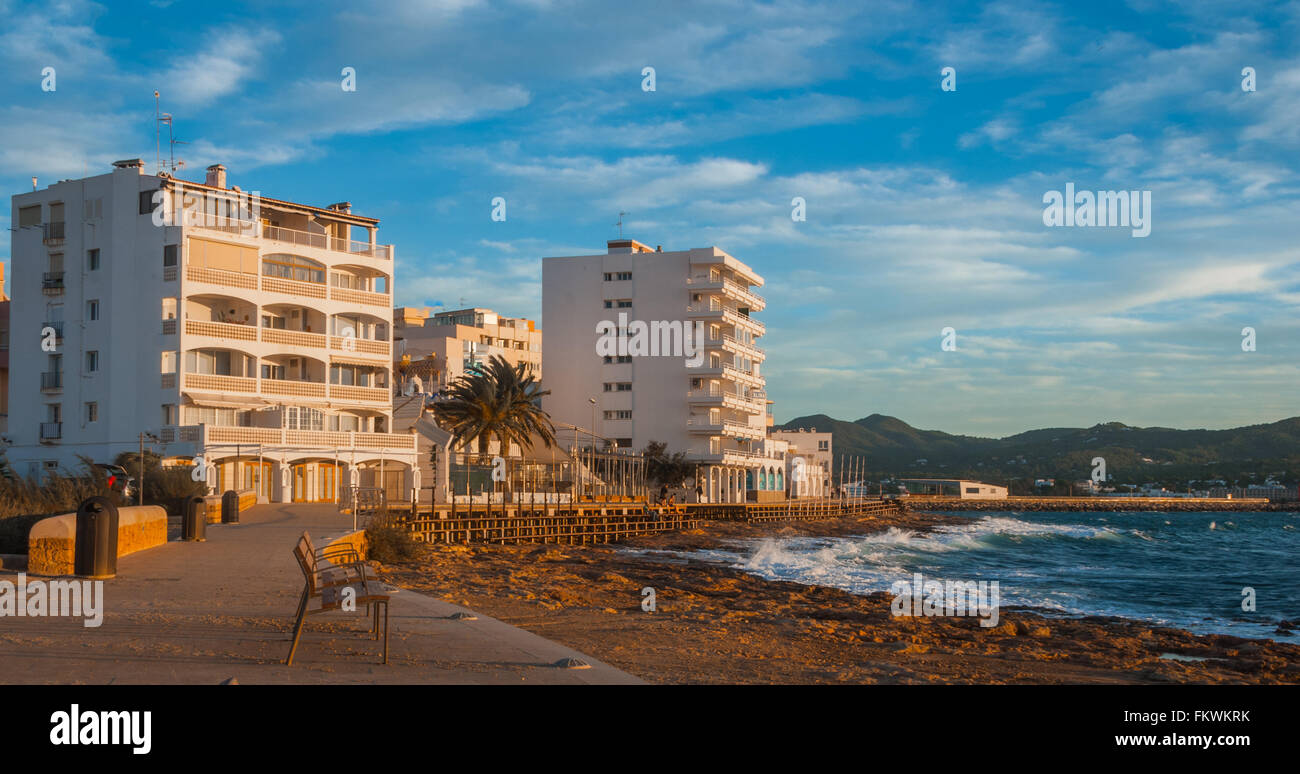 Coucher du soleil sur les plages d'Ibiza. Or comme le soleil se couche à St Antoni de Portmany Iles Baléares, Espagne. Banque D'Images