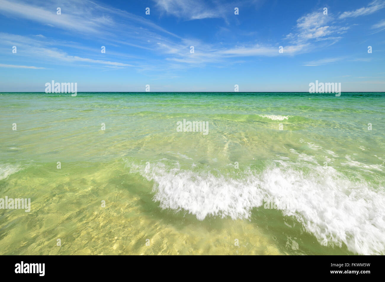 Paradis tropical avec plage de sable jaune vif et clair comme de l'eau vert et cyan Banque D'Images