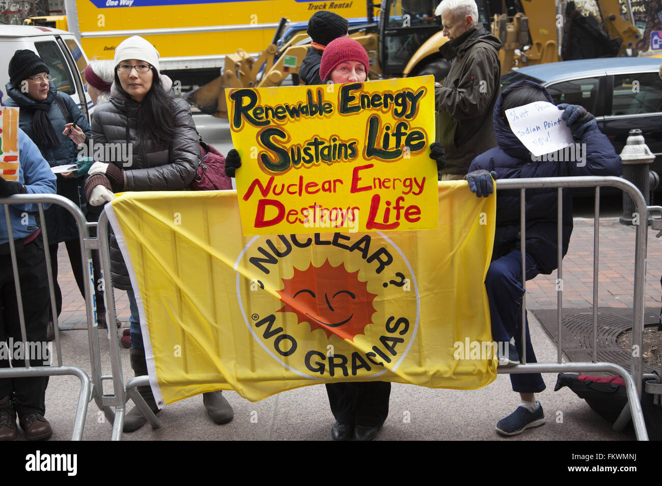 Le sénateur Schumer demande manifestants travail pour fermer la centrale nucléaire d'Indian Point après sa dernière fuite de tritium radioactif. Banque D'Images