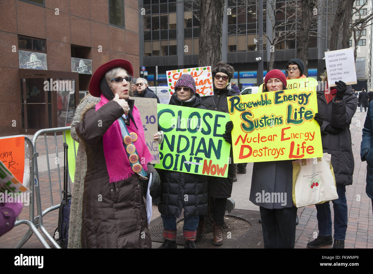 Deomonstrators Le sénateur Schumer demande travail pour fermer la centrale nucléaire d'Indian Point après sa dernière fuite de tritium radioactif. Banque D'Images