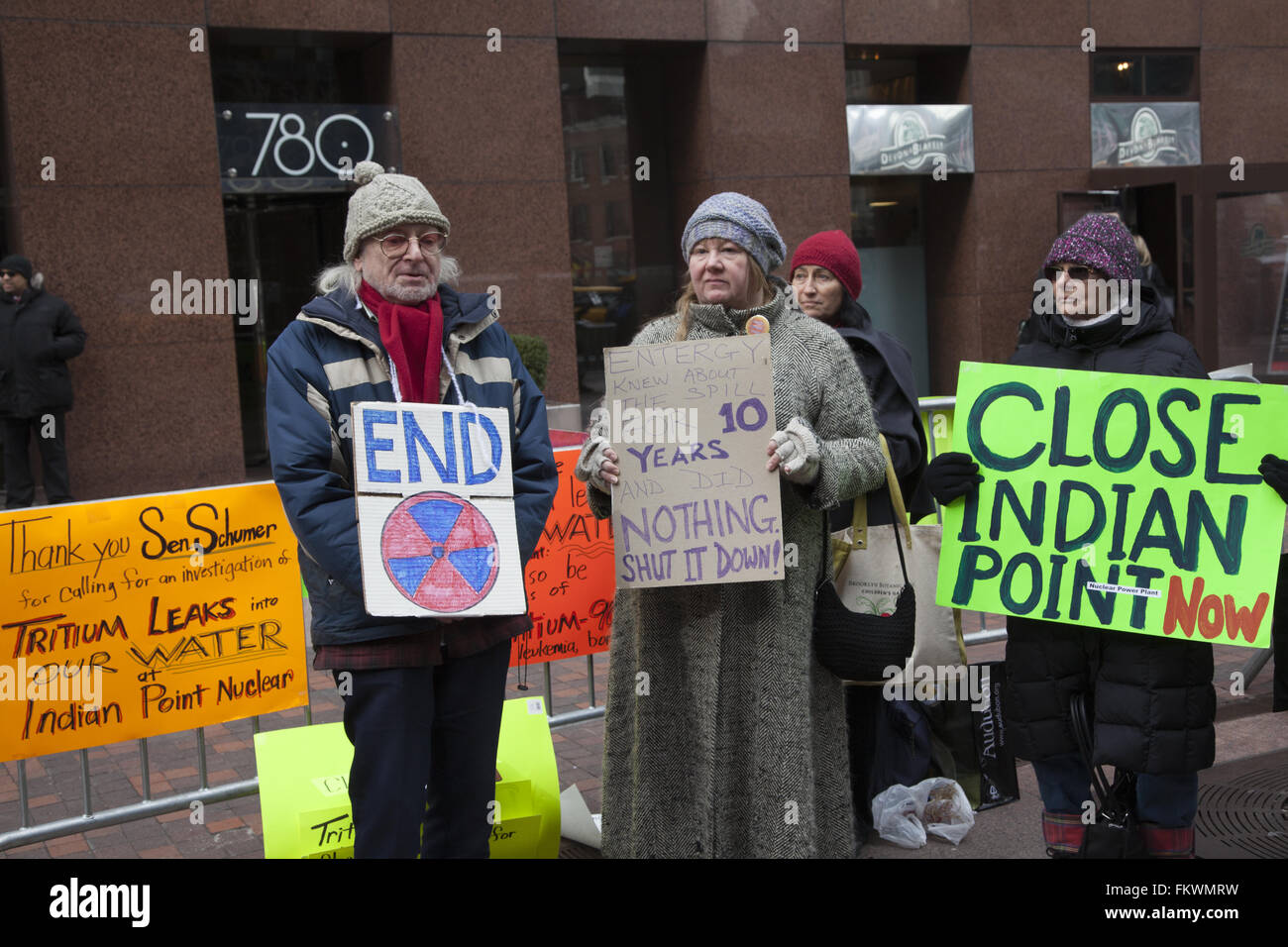 Deomonstrators Le sénateur Schumer demande travail pour fermer la centrale nucléaire d'Indian Point après sa dernière fuite de tritium radioactif. Banque D'Images