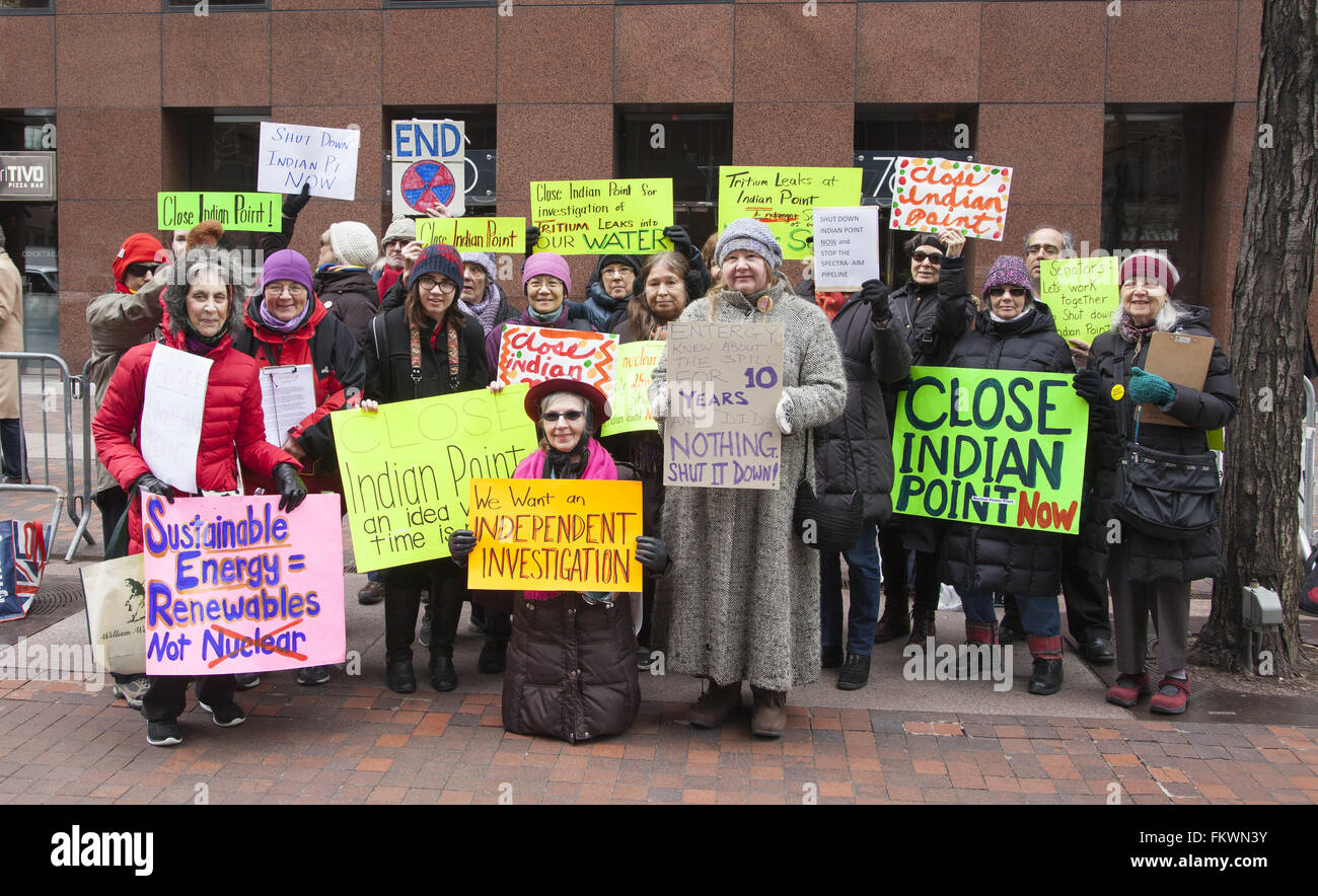 Deomonstrators Le sénateur Schumer demande travail pour fermer la centrale nucléaire d'Indian Point après sa dernière fuite de tritium radioactif. Banque D'Images