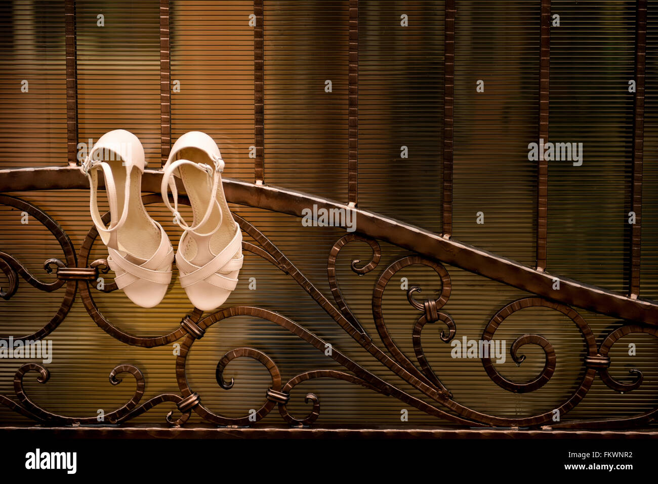 Chaussures de mariage blanc accrocher une clôture en fer forgé Banque D'Images