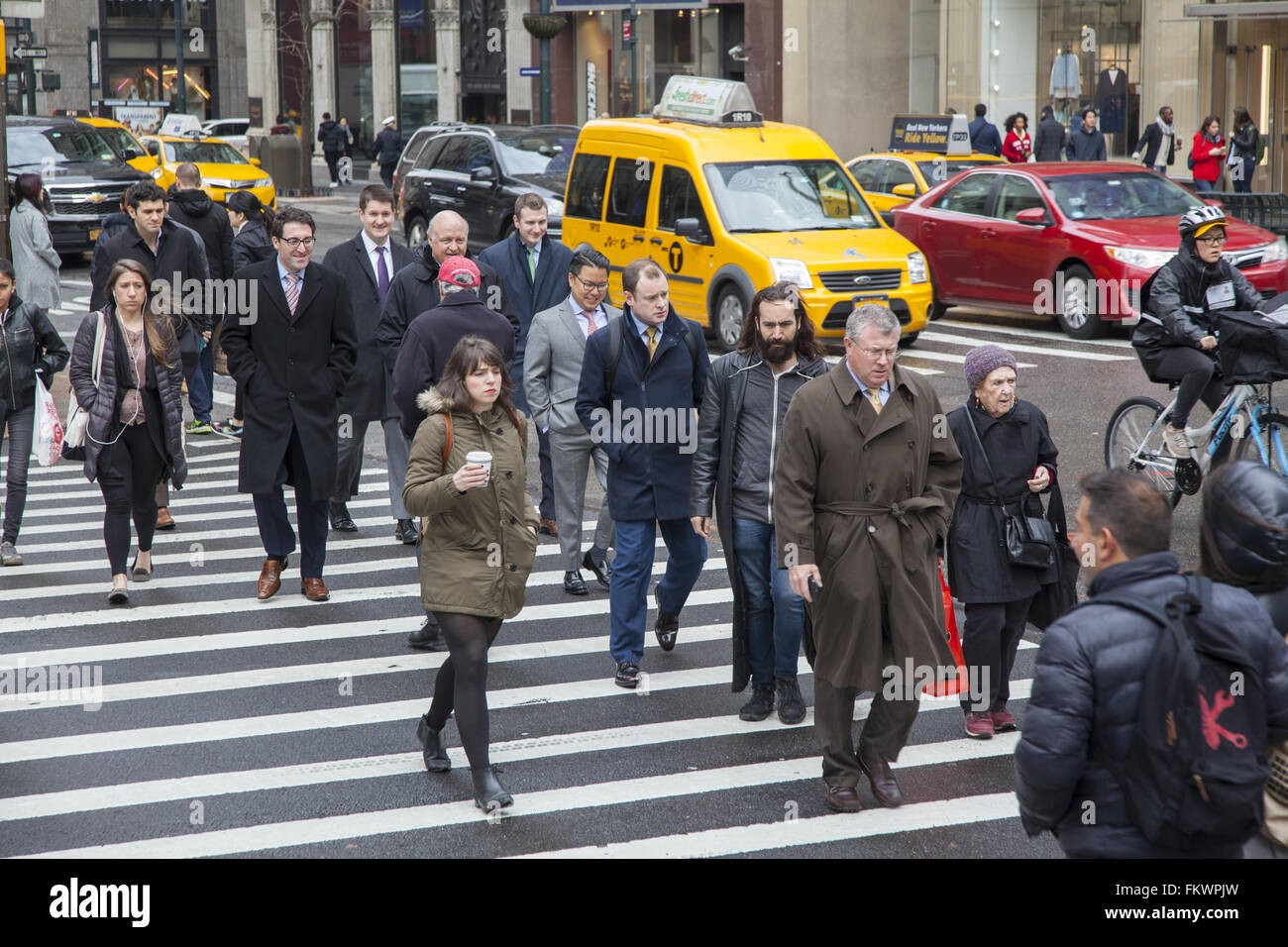 Les piétons traversent la 42e Rue sur la 5e Avenue à Manhattan, New York. Banque D'Images