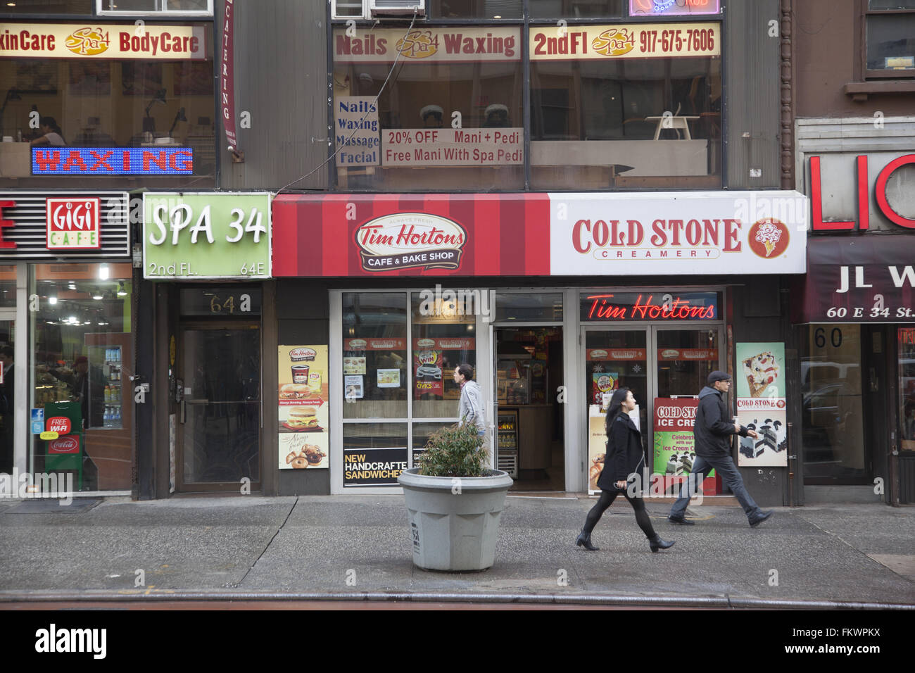 Les petites entreprises indépendantes le long de la 34e Rue à Midtown Manhattan, New York. Banque D'Images