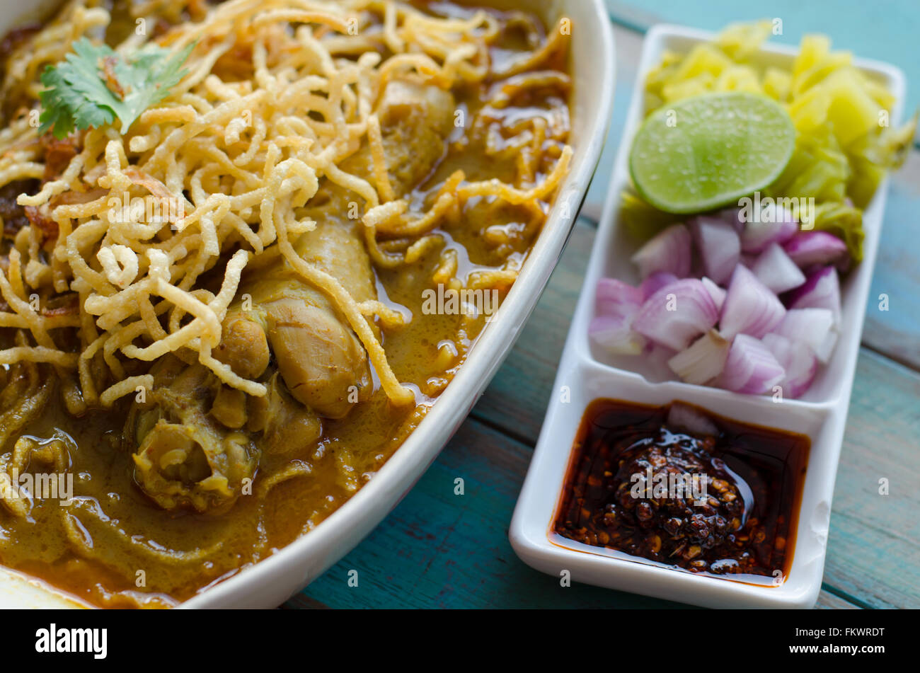 Dans nouilles oeufs Poulet au Curry (Thai Food nom Kao Soi Kai ) Banque D'Images