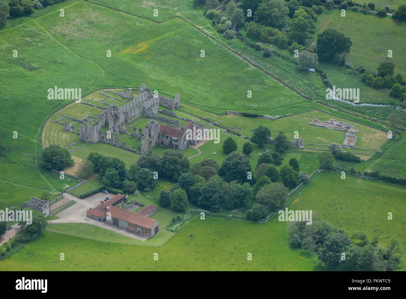 Une vue aérienne des ruines du château d'Acre prieuré à Norfolk Banque D'Images