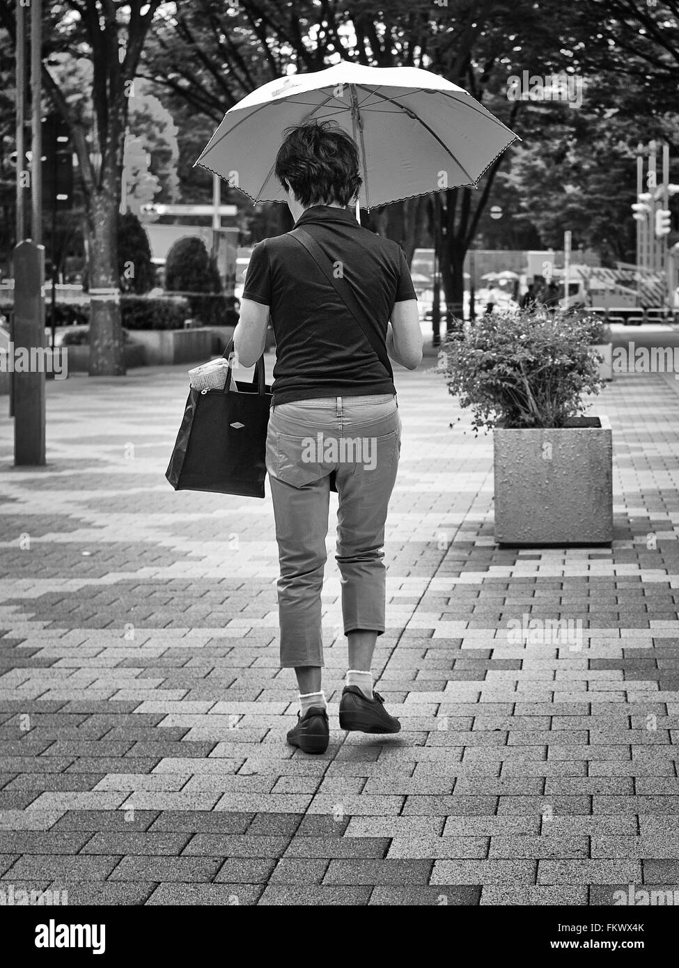 Japanese woman walking with umbrella en noir et blanc Banque D'Images