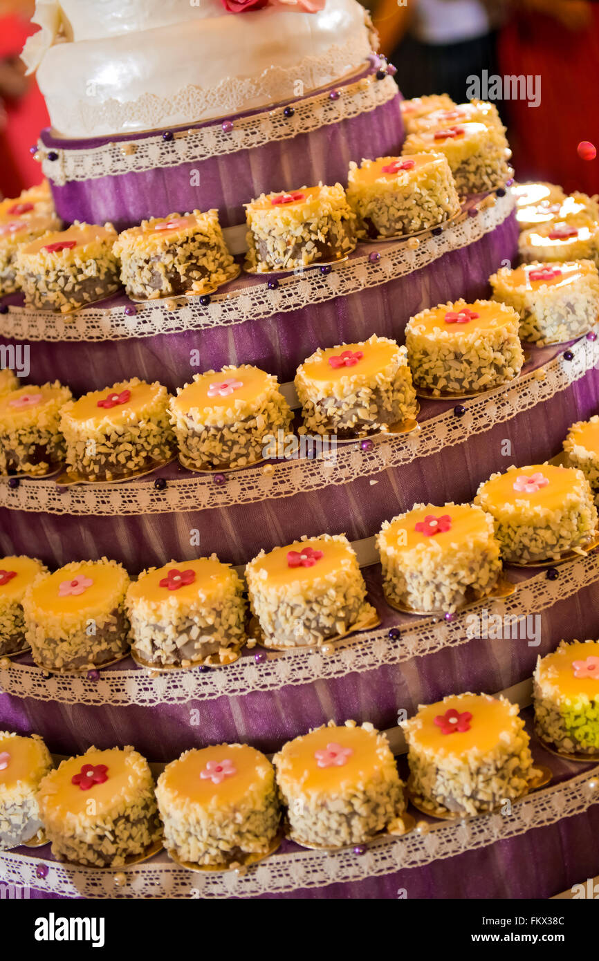 Gâteau de mariage fait avec cupcakes Banque D'Images