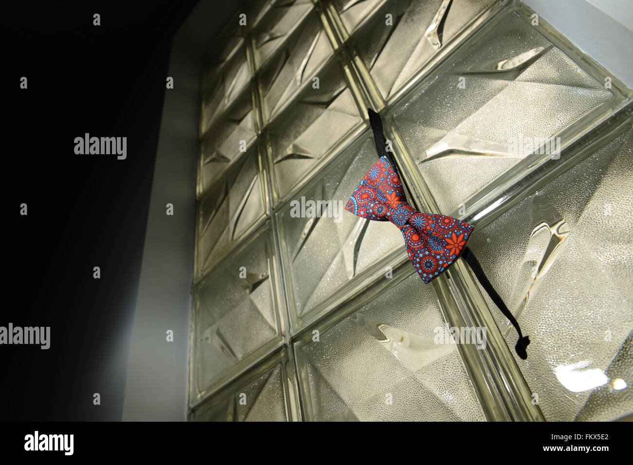 Noeud papillon avec forme différente pendu à la paroi de verre Banque D'Images