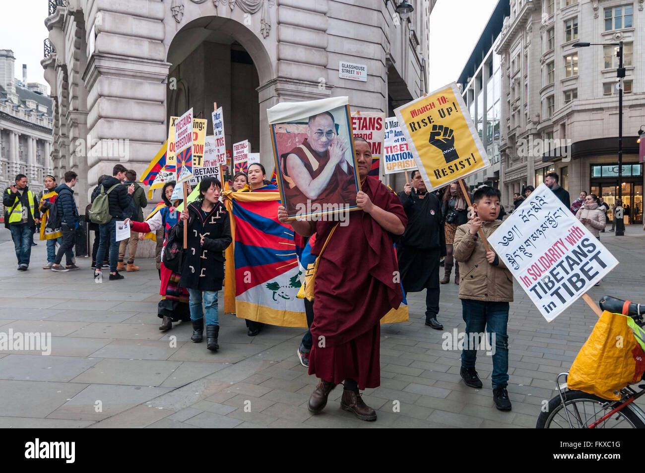 Londres, Royaume-Uni. 10 mars 2016. Recueillir l'extérieur de l'londoniens tibétain Ambassade de Chine à Portland Place appelant à "la justice au Tibet', avant de marcher à travers le centre de Londres, dirigé par un moine bouddhiste de réfugiés (en photo, portant une photo du dalaï-lama). Ils se sont réunis pour commémorer le 57e anniversaire du soulèvement national tibétain (lorsque des milliers de Tibétains ont été tués au cours d'une révolte de Lhassa pour protéger le dalaï-lama des troupes chinoises et de l'occupation de leur pays). Crédit : Stephen Chung / Alamy Live News Banque D'Images