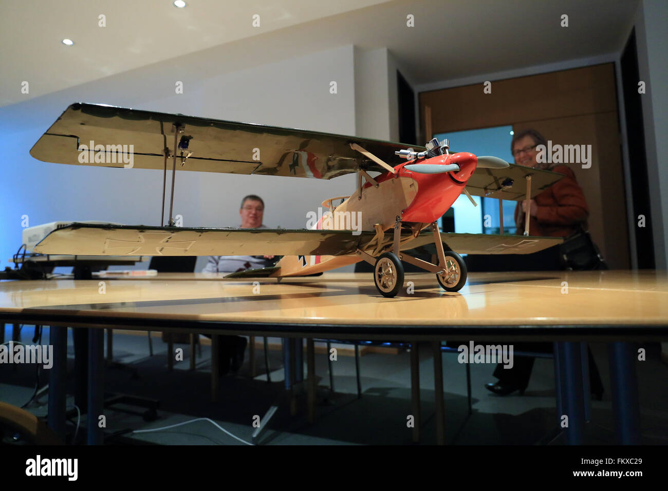 Halberstadt, Allemagne. 10 Mar, 2016. Un modèle de la double decker historique 'Halberstadt LC IV" est sur l'affichage à l'hôtel de ville d'Halberstadt, Allemagne, 10 mars 2016. Le modèle avec une envergure de 1,3 mètres est équipé d'un moteur 4-temps et a été construit par maquette avion builder Reiner Oelschlaeger. Photo : JENS WOLF/dpa/Alamy Live News Banque D'Images