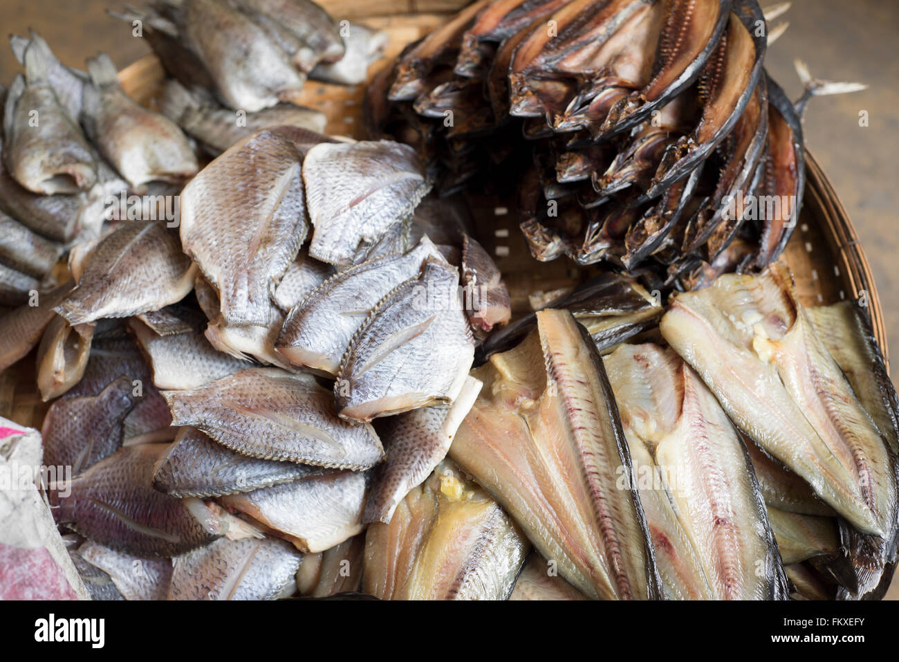 Conserves de poisson sec dans le marché. Banque D'Images