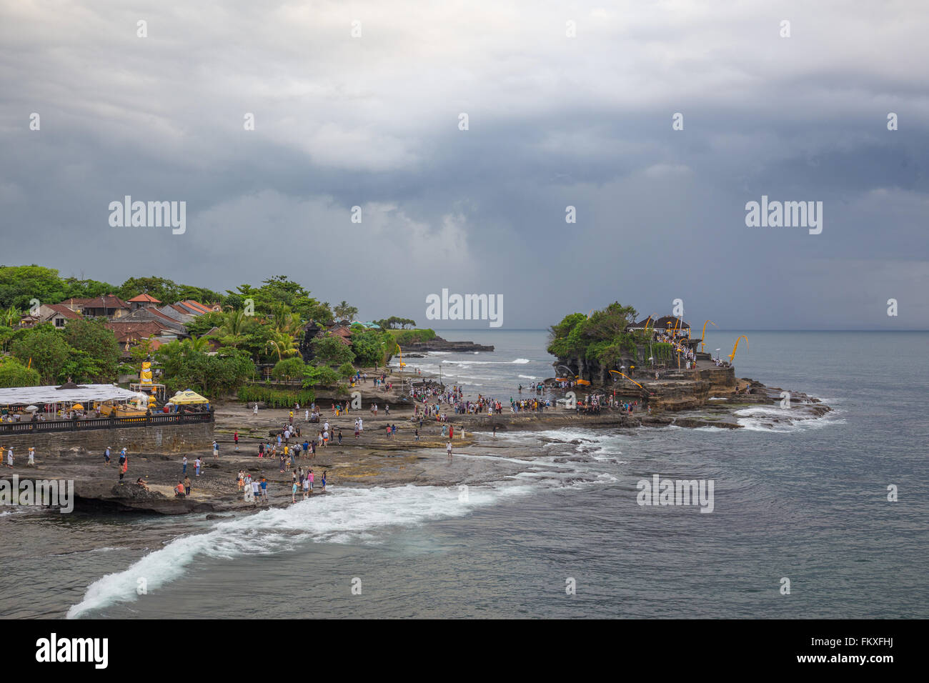 Temple de Tanah lot à Bali Indonésie avec tempête dans l'arrière-plan Banque D'Images