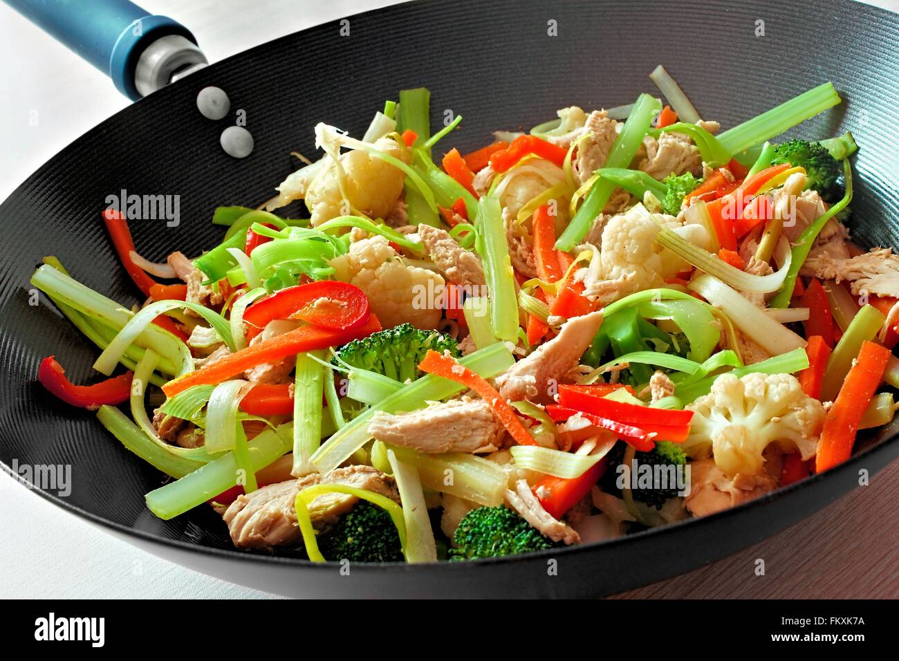 Les sautés avec légumes et poulet, Close up dans un wok Banque D'Images
