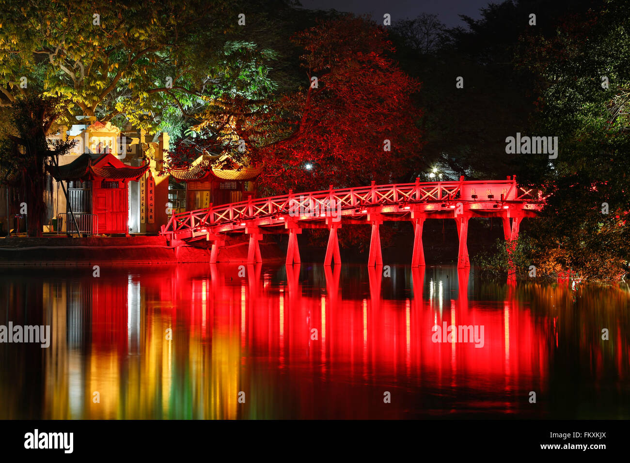 Pont Rouge réfléchissant sur l'eau, du Temple Ngoc Son (Temple de la montagne de jade), le lac Hoan Kiem, vieux quartier, Hanoï, Vietnam Banque D'Images