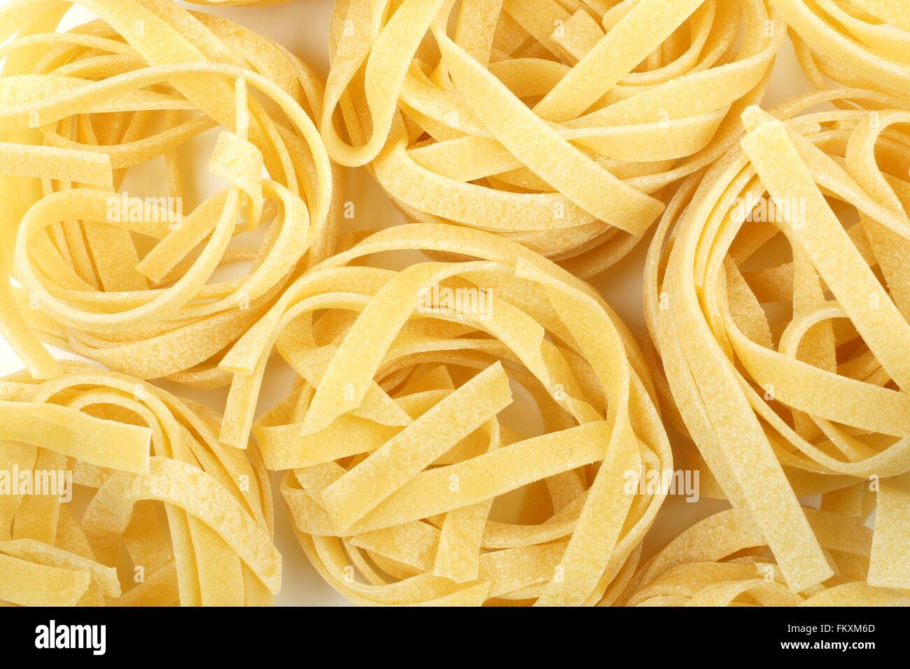 Historique complet des tagliatelles pâtes non cuites à sec nid de nouilles Banque D'Images