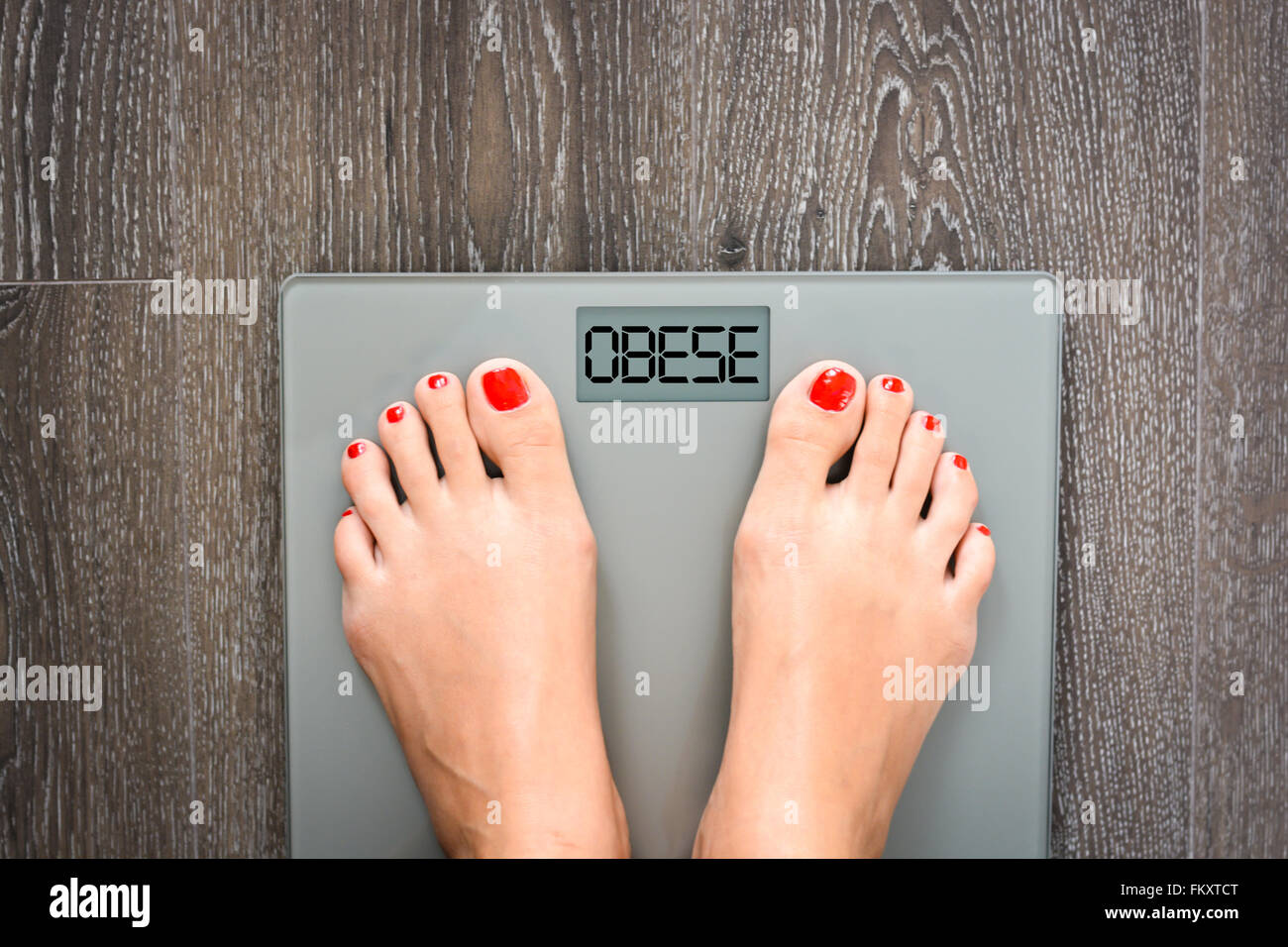 Perdre du poids ou suivre un régime concept avec personne sur une échelle mesurant le kilogrammes Banque D'Images