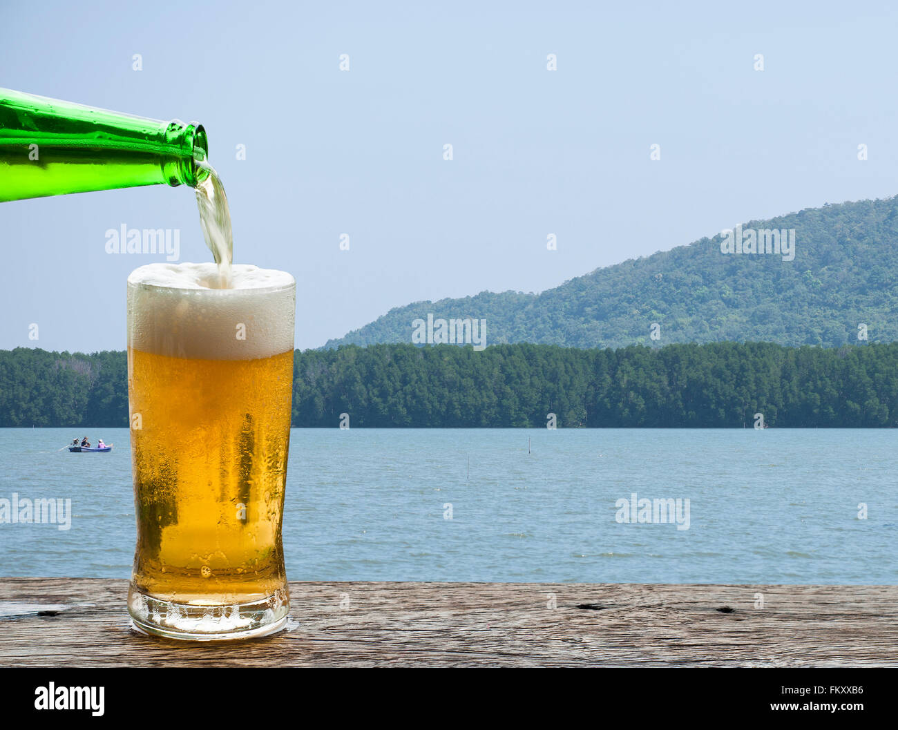Déguster une bière avec paysage de mer. Banque D'Images
