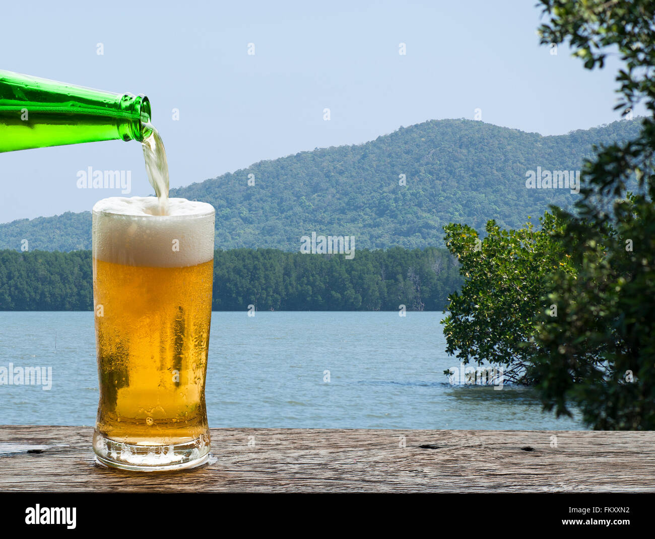 Déguster une bière avec paysage de mer. Banque D'Images