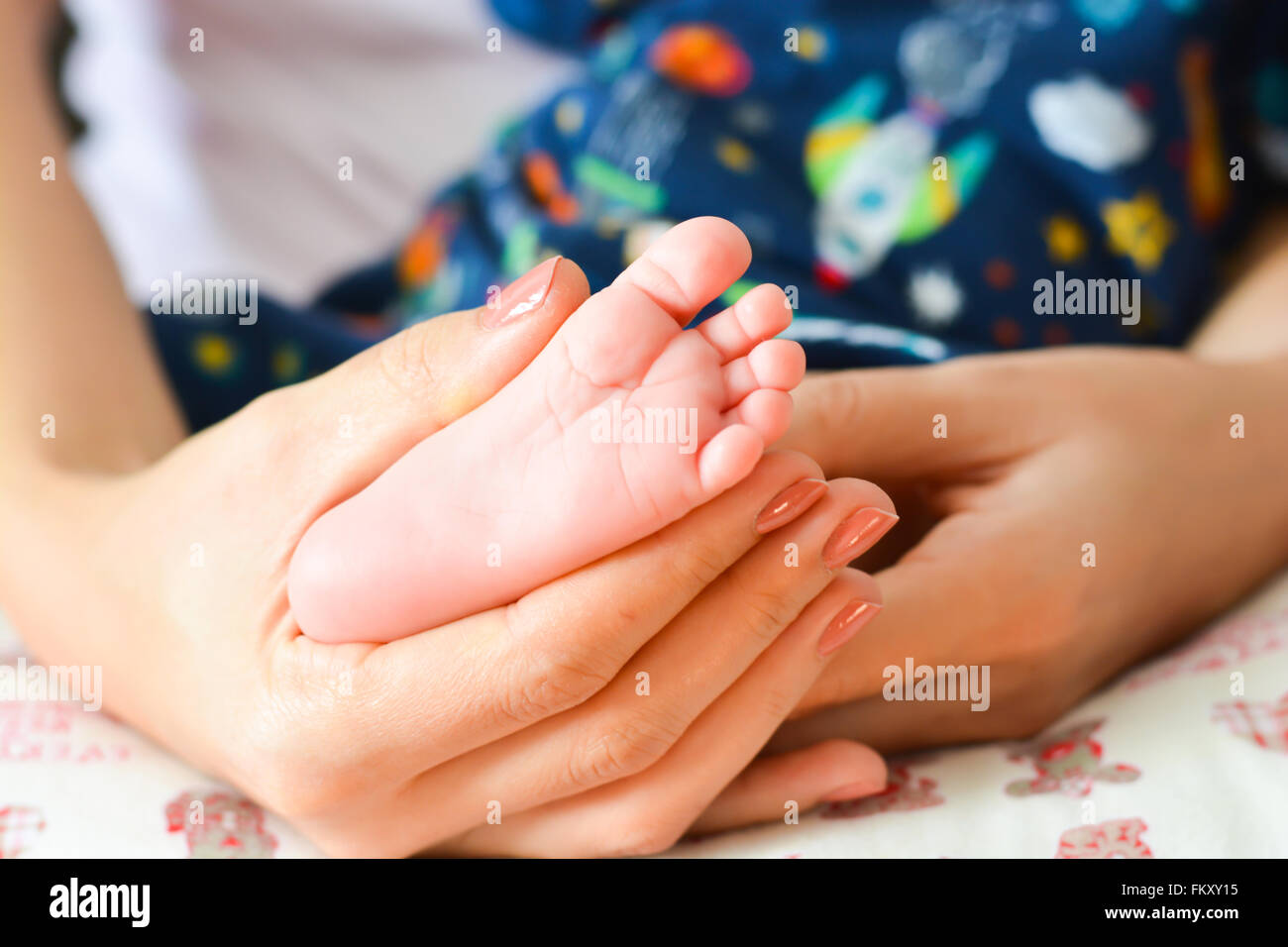 Mother holding baby ses paumes Banque D'Images