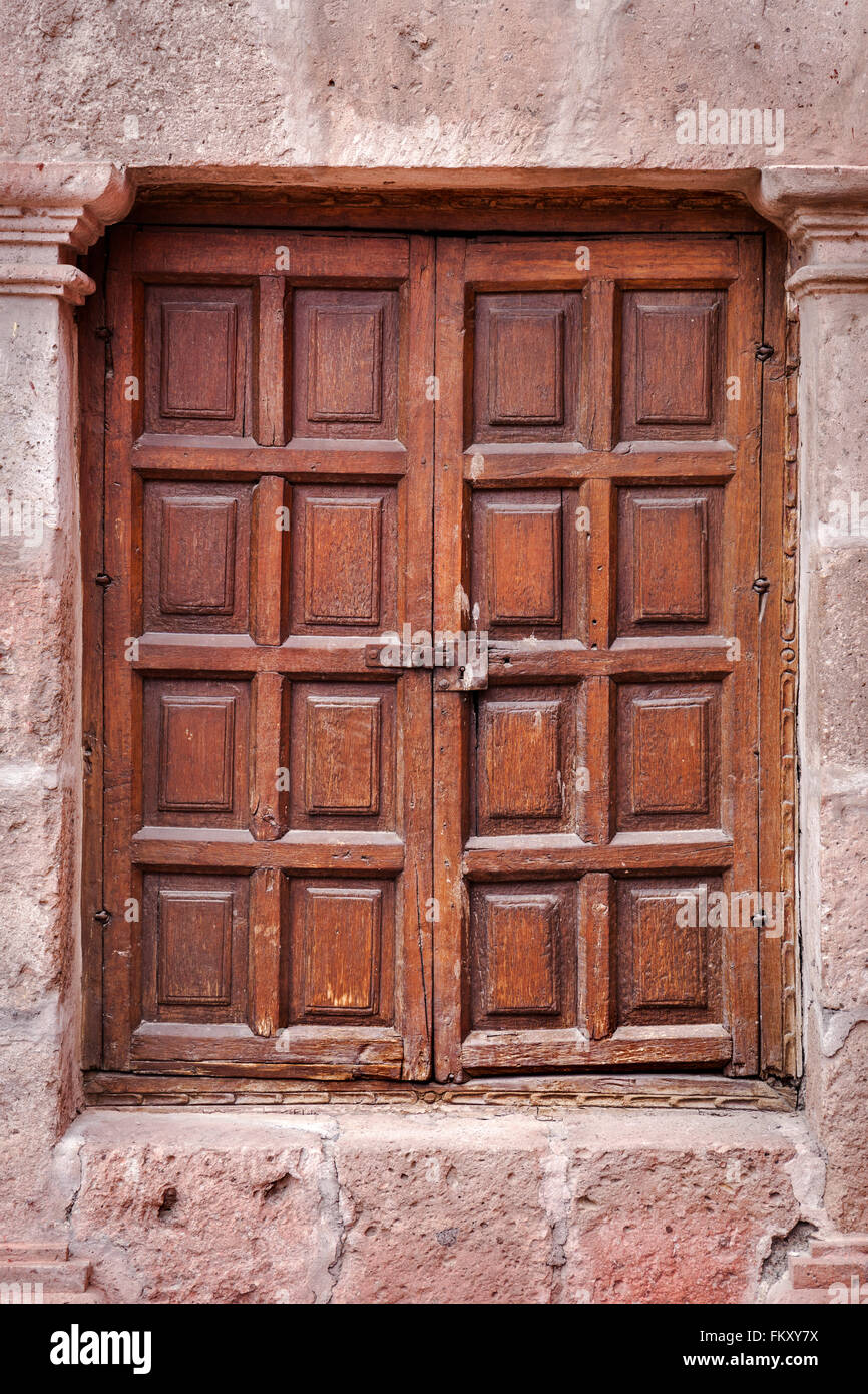 Ancienne porte en bois fermée et Banque D'Images
